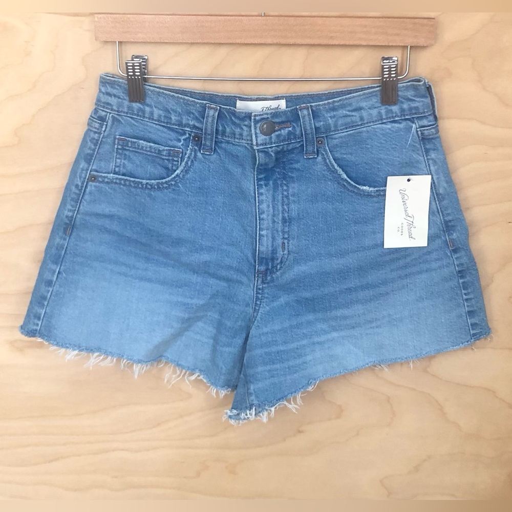 Universal Thread 90S Cut Off Jean Short Medium Wash NWT Women Size 4R.